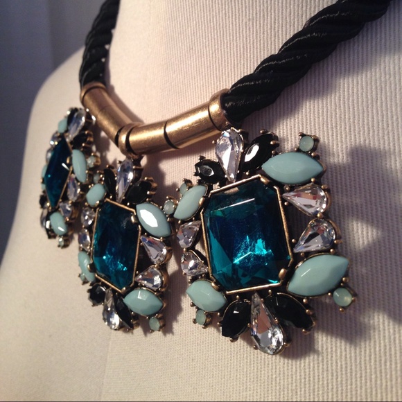 ⭐️Host Pick⭐️Reduced🎉 Jcrew Statement Necklace - Picture 2 of 3